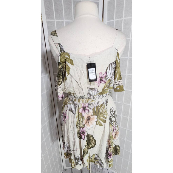 Size: 16 / S - NWT City Chic Women Cold Shoulder Floral Playsuit Romper Plus - Picture 4 of 5